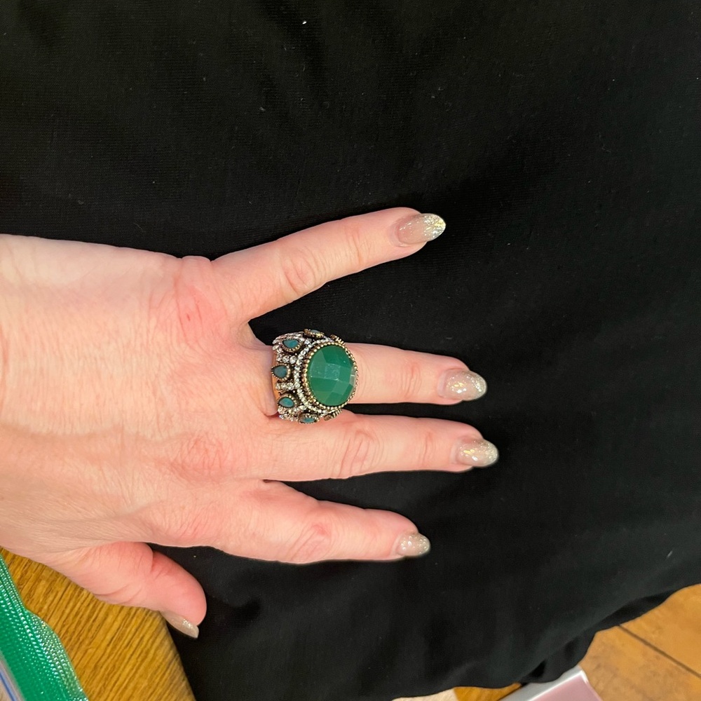Green Onyx Look Statement Cocktail Ring Gold Tone Boho Glam - Picture 3 of 15
